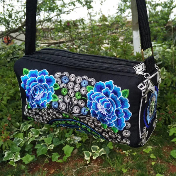 the CARPET BAG - New Vintage Women Handbag, Vintage Tote Messenger, Hippie Ethnic Shoulder Bag Embroidery Boho