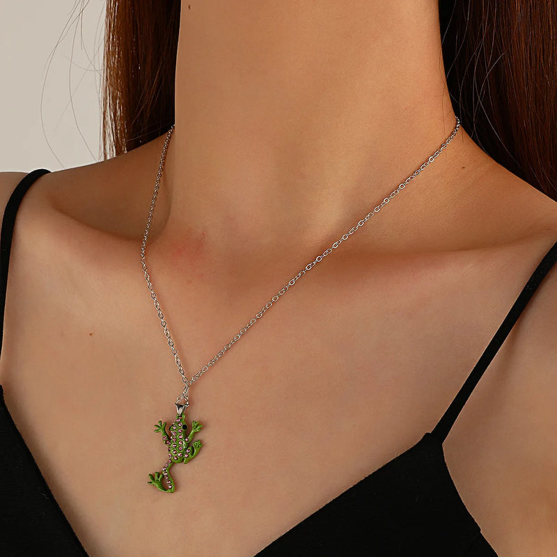 the FROG PRINCE - Fashion Boho Necklace Cute Frog Green Rhinestone Charm Necklaces for Women, Animal Pendants  Clavicle Chain Jewelry