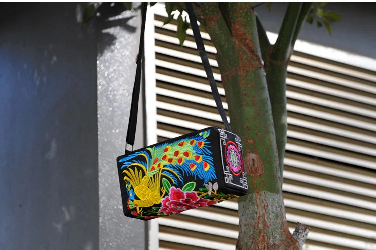 the CARPET BAG - New Vintage Women Handbag, Vintage Tote Messenger, Hippie Ethnic Shoulder Bag Embroidery Boho