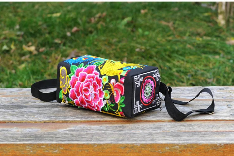 the CARPET BAG - New Vintage Women Handbag, Vintage Tote Messenger, Hippie Ethnic Shoulder Bag Embroidery Boho